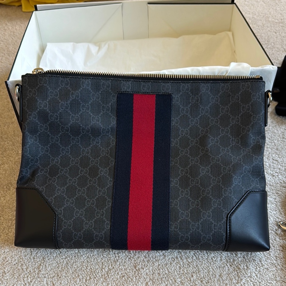 Gucci - GG Supreme messenger bag